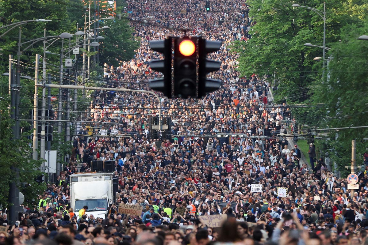 当地时间5月8日，贝尔格莱德发生大规模抗议示威 图自澎湃影像