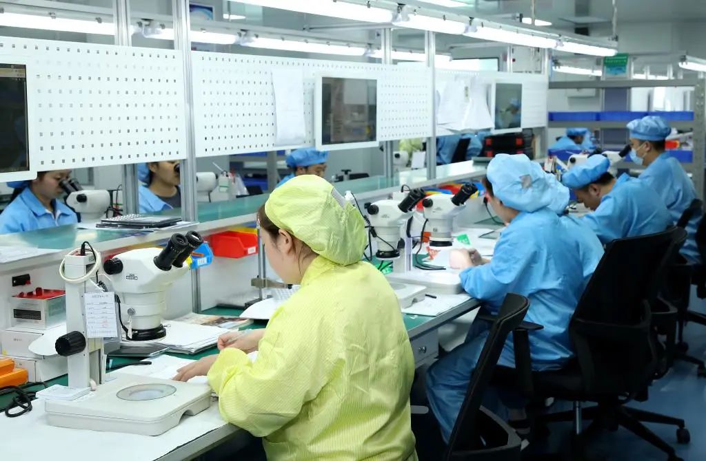 中航富士达科技股份有限公司的工作人员在生产线上工作.