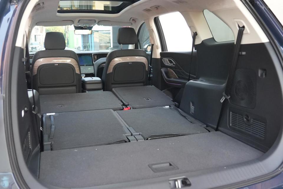 近5米的豪华品牌中大型suv,20多万就能买 试驾改款红旗hs7