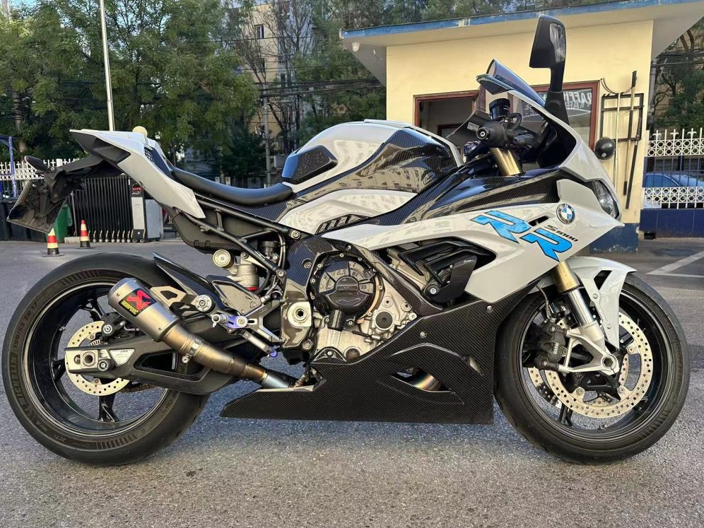 组织者王某驾驶的"宝马"牌二轮摩托车,其车身颜色与行驶证登记颜色不