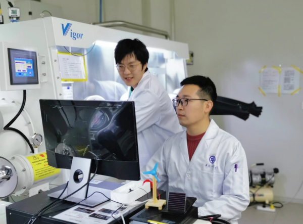 科研人员在检测电池器件性能.图片来源:中国科学院合肥物质科学研究院