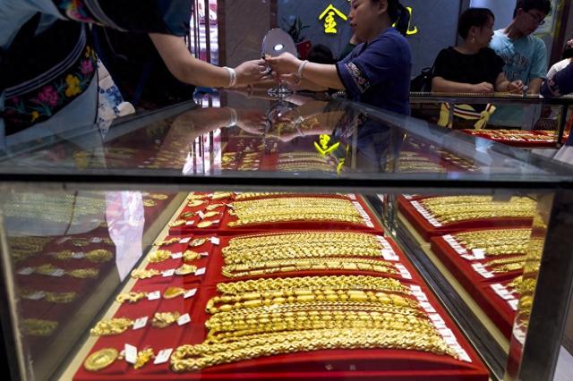 市民在一家金店内购买黄金饰品.ic photo 图
