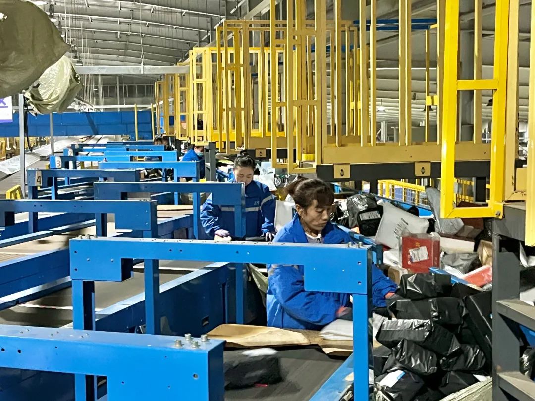 位于涿州市的中通京南快递转运中心.付凌云 摄