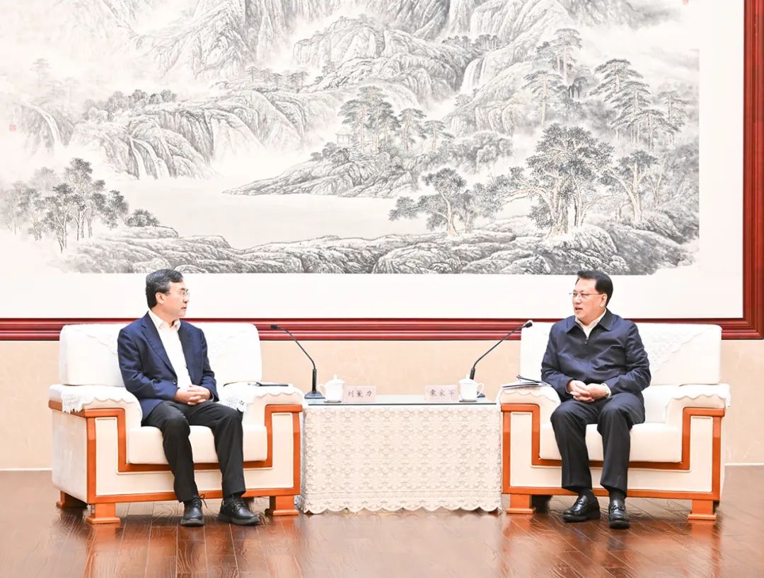 11月3日下午,市委书记袁家军会见中国邮政党组书记,董事长刘爱力一行.