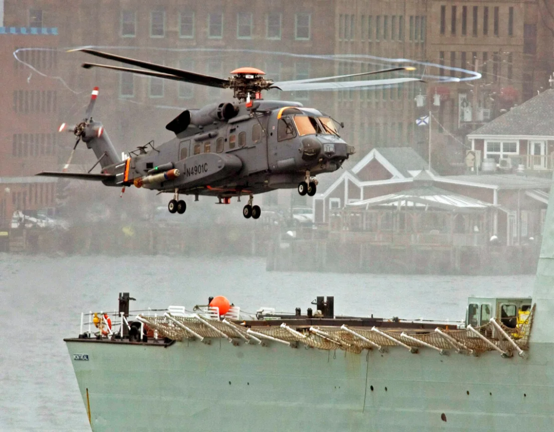 2010年4月1日，一架加拿大“旋风”军用直升机在哈利法克斯港进行试飞 资料图 图源：CNN