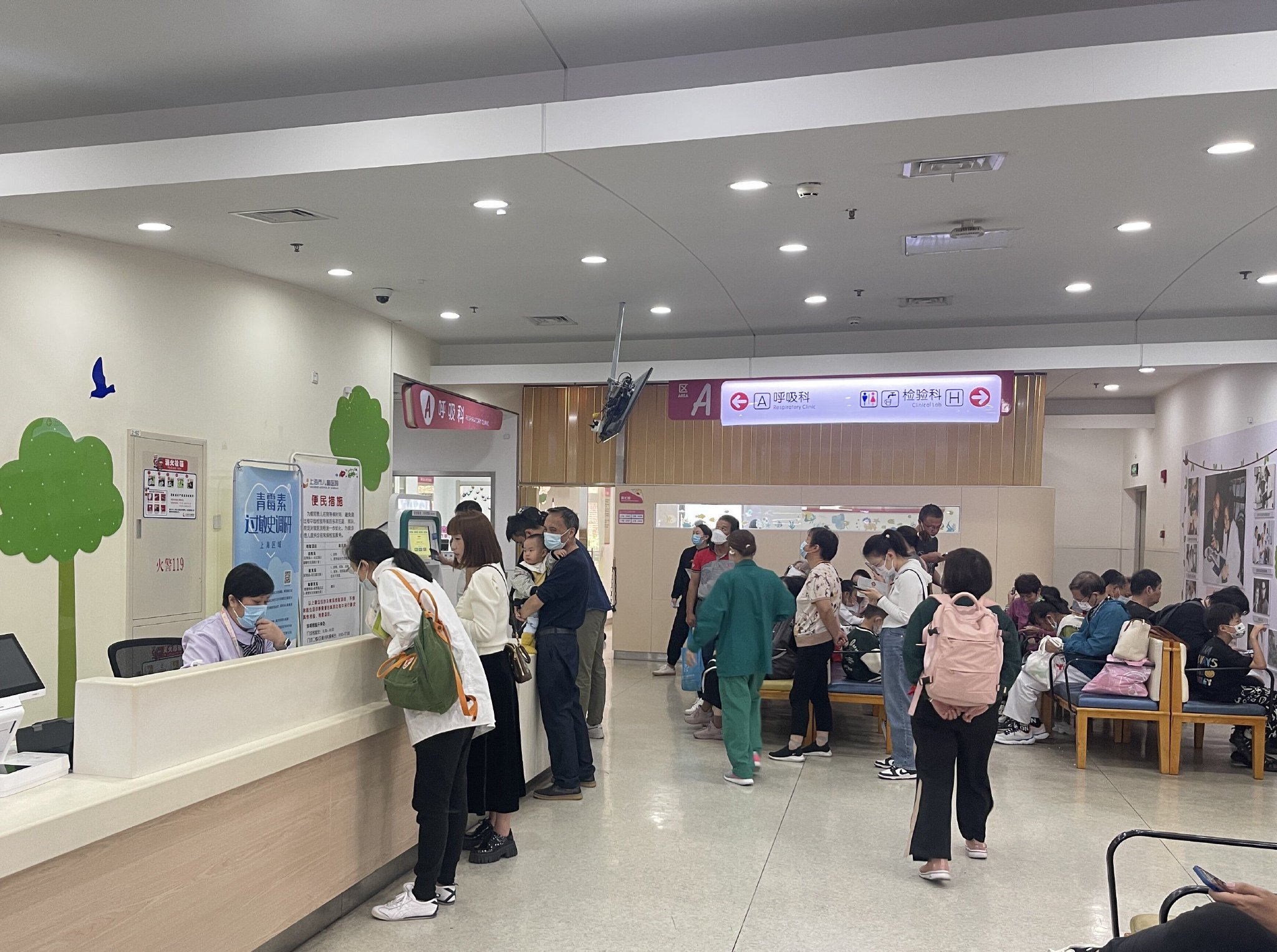 11月3日,上海市儿童医院泸定路院区呼吸科病区,坐满了带患儿来就诊的