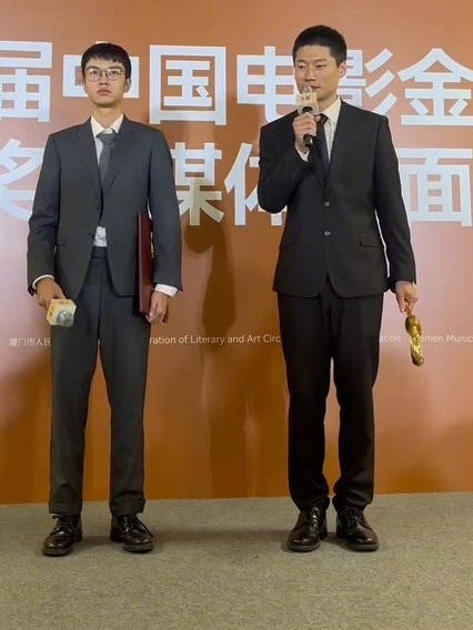 孔大山、王一通在后台接受获奖采访……|中国电影金鸡奖金鸡奖|宇宙探索编辑部|金鸡百花电影节|金鸡奖|杨皓宇_新浪新闻