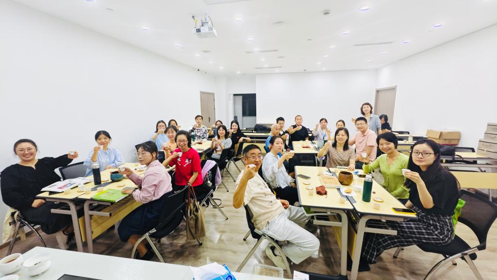 上海市民艺术夜校里的茶艺课.(受访者供图)