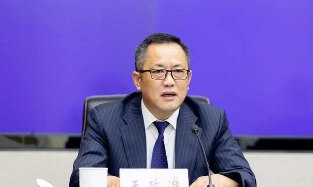 在盘锦市,铁岭市工作多年,2021年8月任辽宁省农业农村厅副厅长,2023年