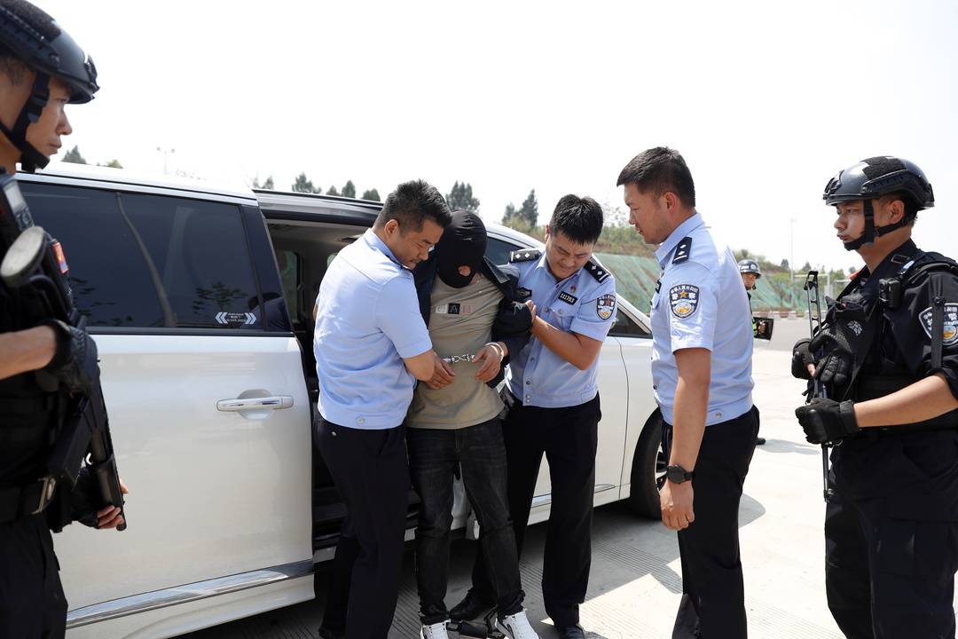 余某东被押解回资阳