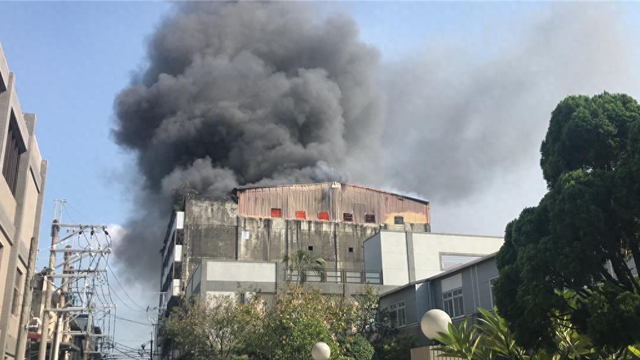 桃园市八德区荣兴路某电子工厂4日中午发生火灾,阵阵浓烟窜出.