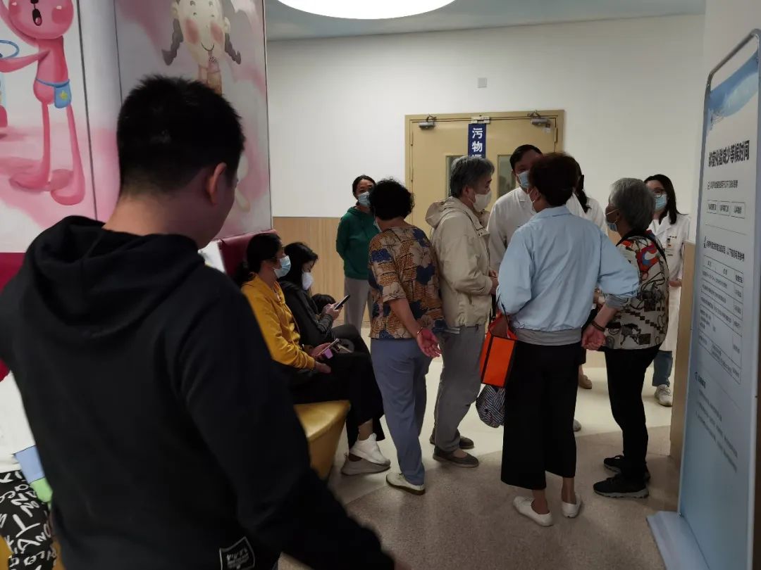 图片说明:11月2日上午,上海某医院候诊室内,不少呼吸道感染患者在候诊