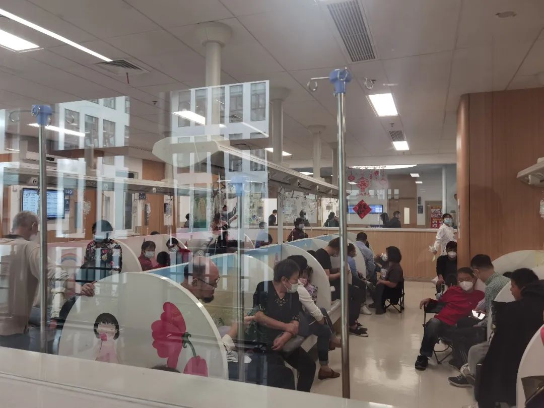 图片说明:11月2日上午,上海某医院输液室内,不少呼吸道感染患者在接受