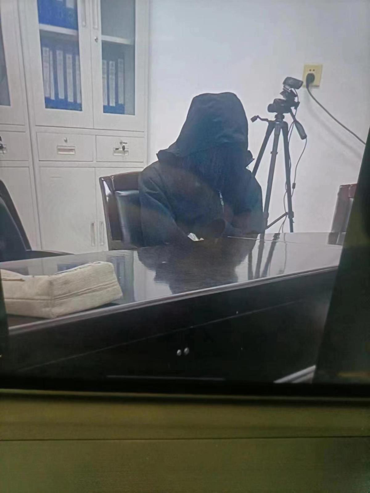 36层高楼无电梯，男子半生背负两位女子上下楼