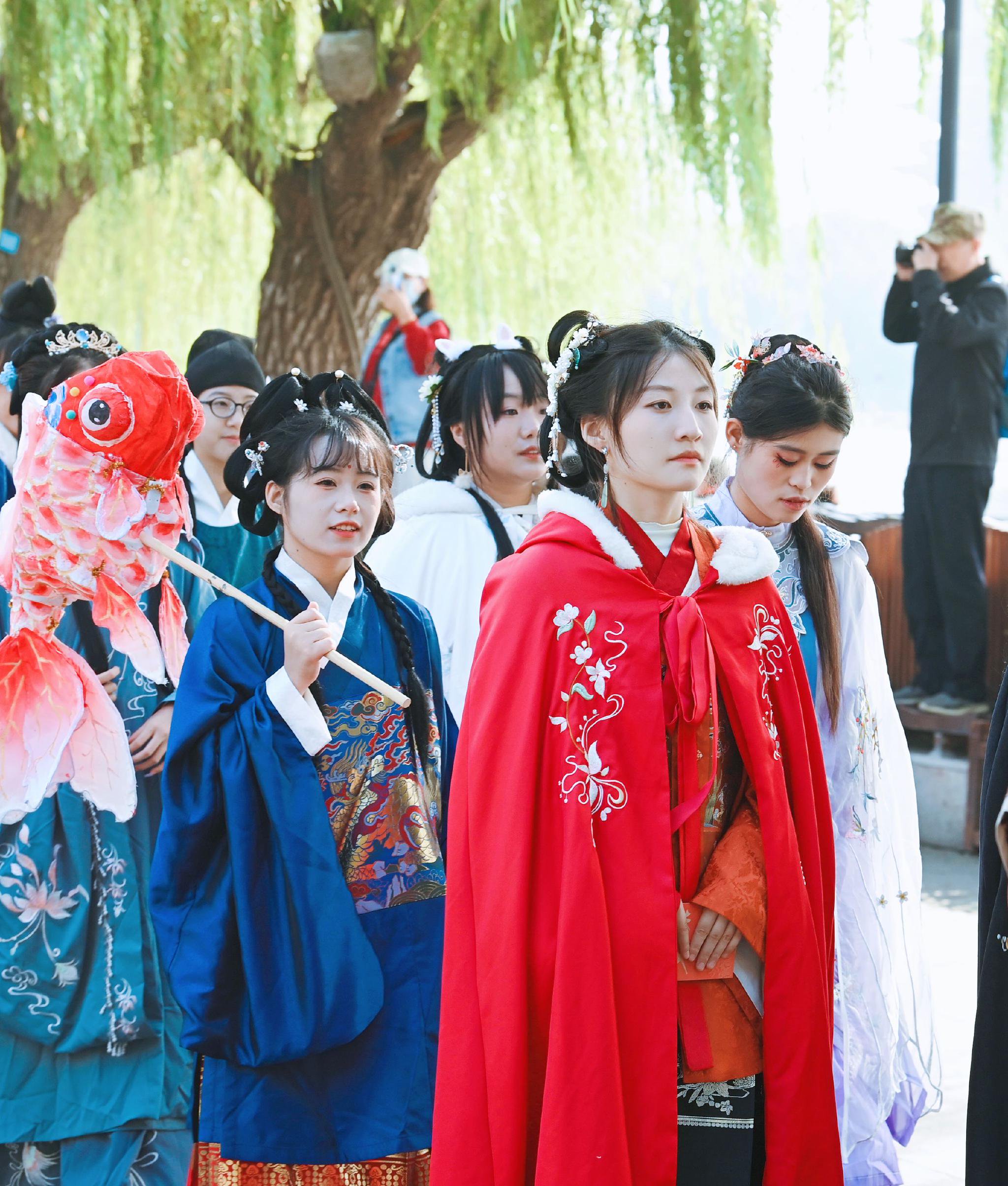 "11月4日,中华"二安"文化旅游节正式启动,大明湖畔,一场宋风汉服秀