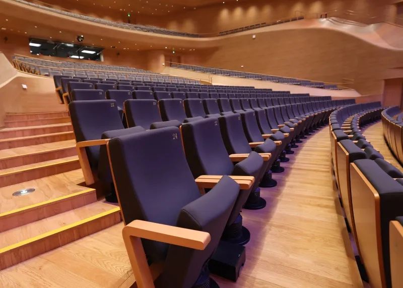 剧场中的座椅是最大吸音体