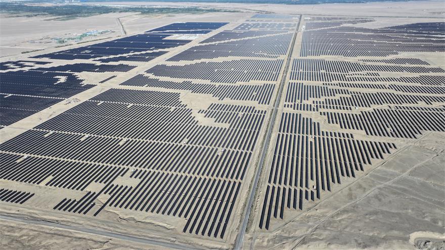 光伏板在沙漠戈壁上熠熠生辉.王仕杰 摄