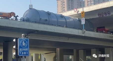 济南燕山立交桥一大车卡在桥上!最新消息来了|济南市_新浪财经_新浪网
