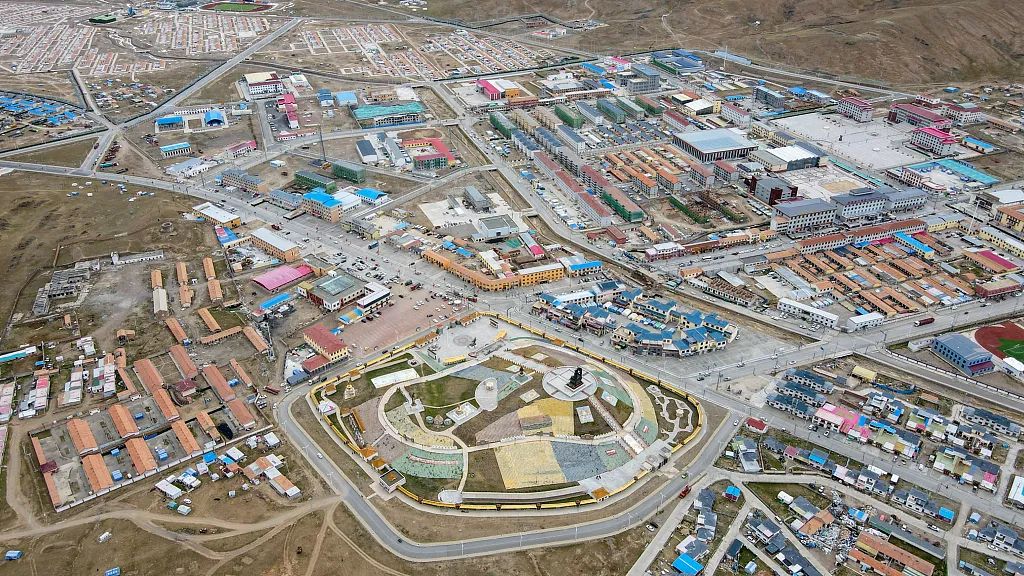 2022年8月,航拍玛多县县城.图源:视觉中国