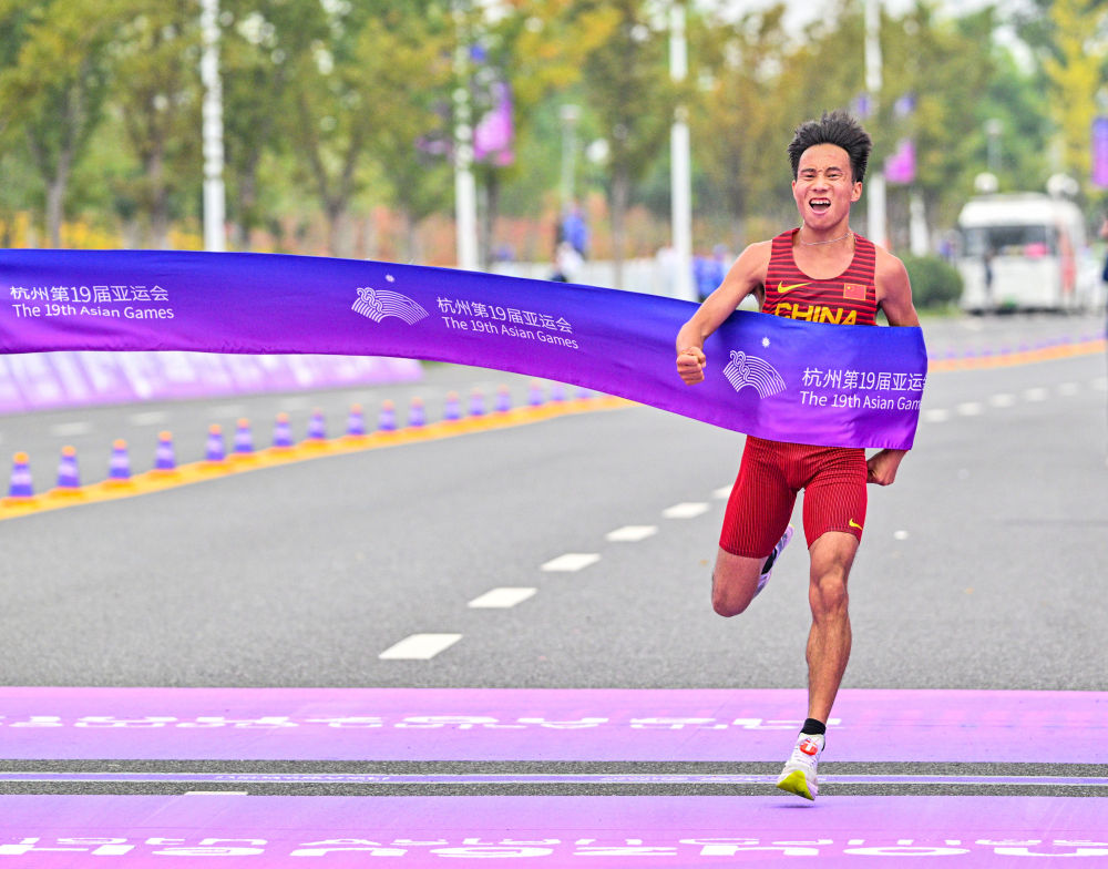 10月5日,中国选手何杰在杭州亚运会田径男子马拉松决赛中率先冲过终点
