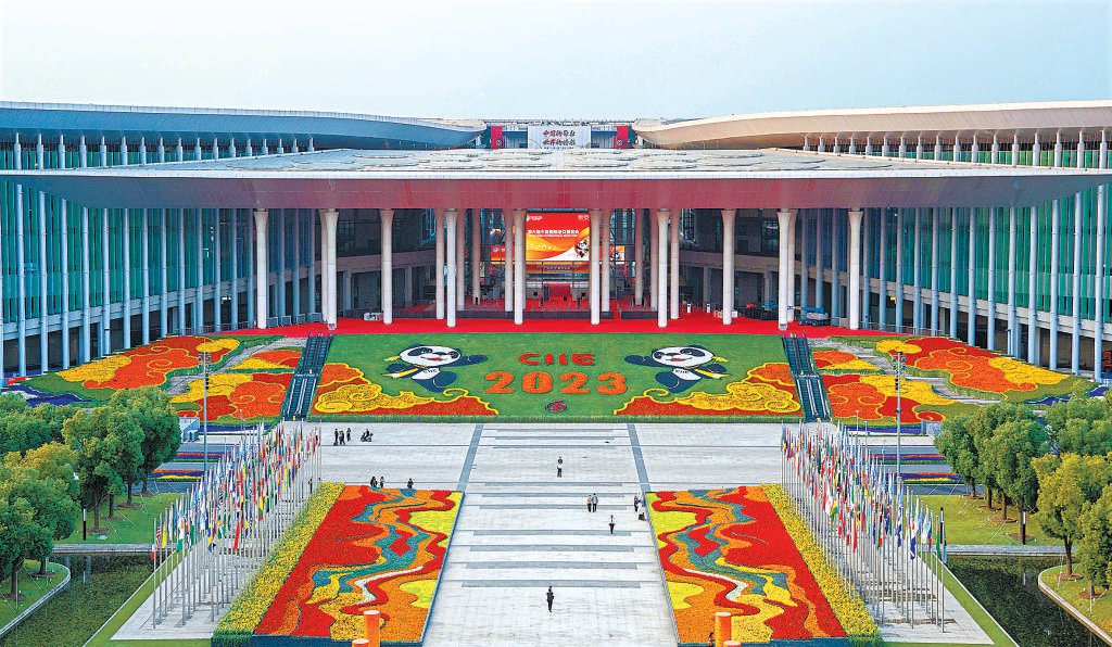 11月3日拍摄的国家会展中心(上海)南广场. 新华社记者 刘颖摄