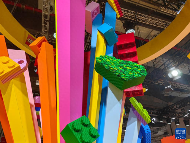 第六届进博会乐高展台上,10万块乐高积木颗粒搭建而成的大型3d乐高