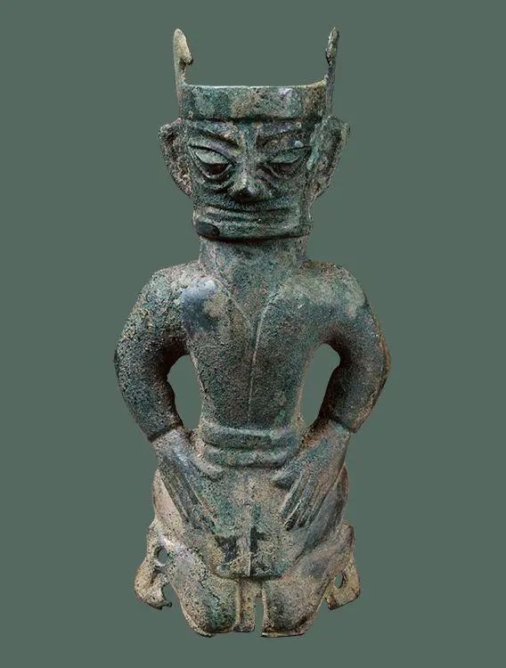 青铜跪坐人像(商代)三星堆博物馆藏 图源:三星堆博物馆官网