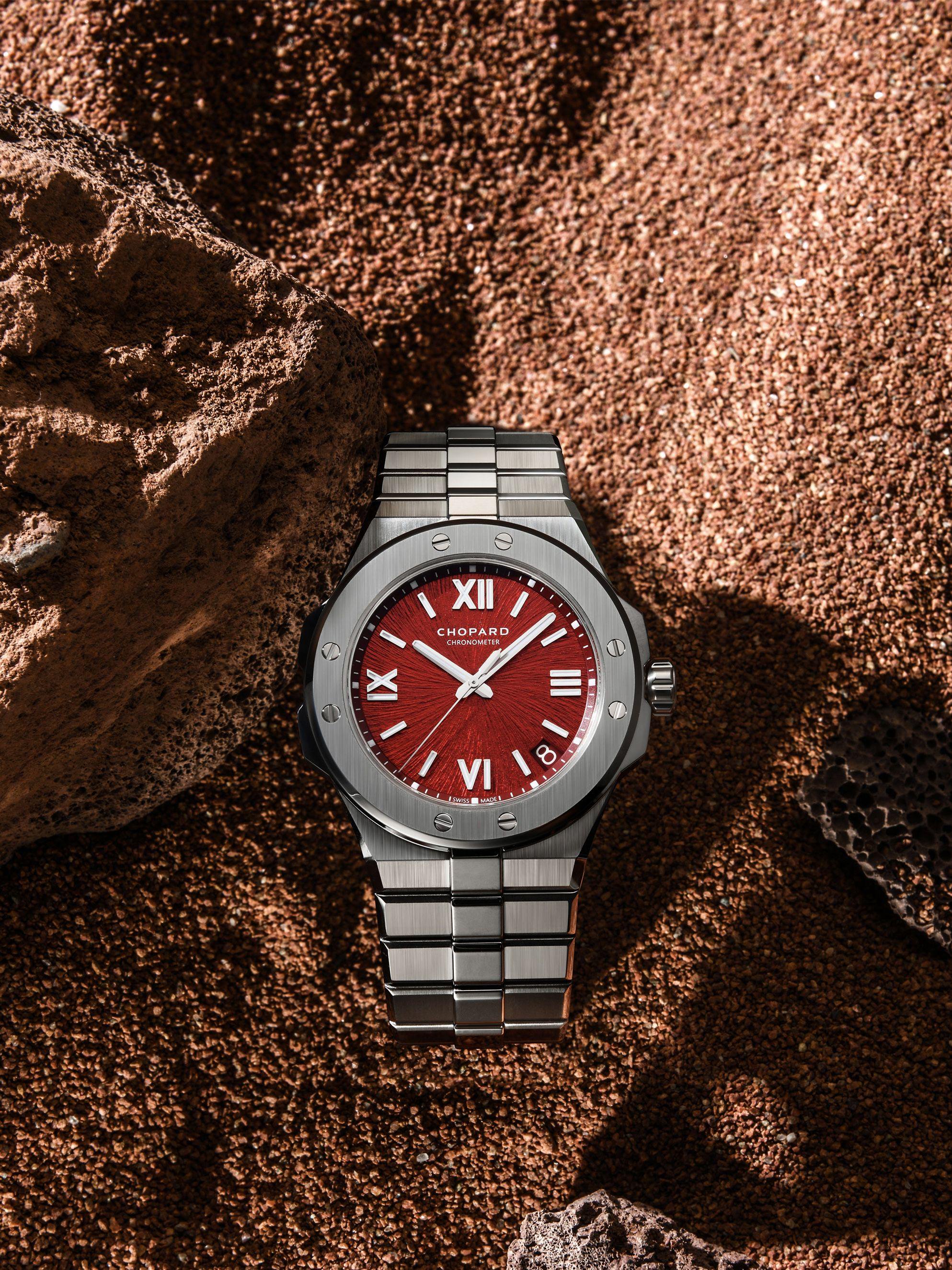 百年灵复仇者系列焕新亮相,积家翻转系列珐琅腕表致敬葛饰北斋 | 当周