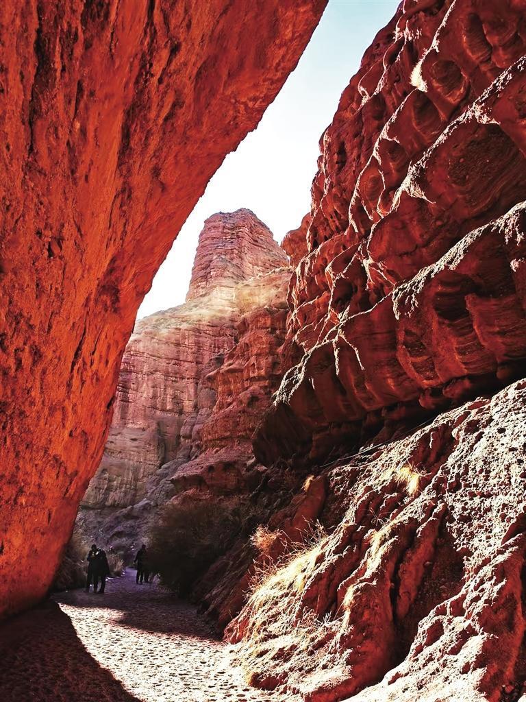 亿万年神奇造化的平山湖大峡谷