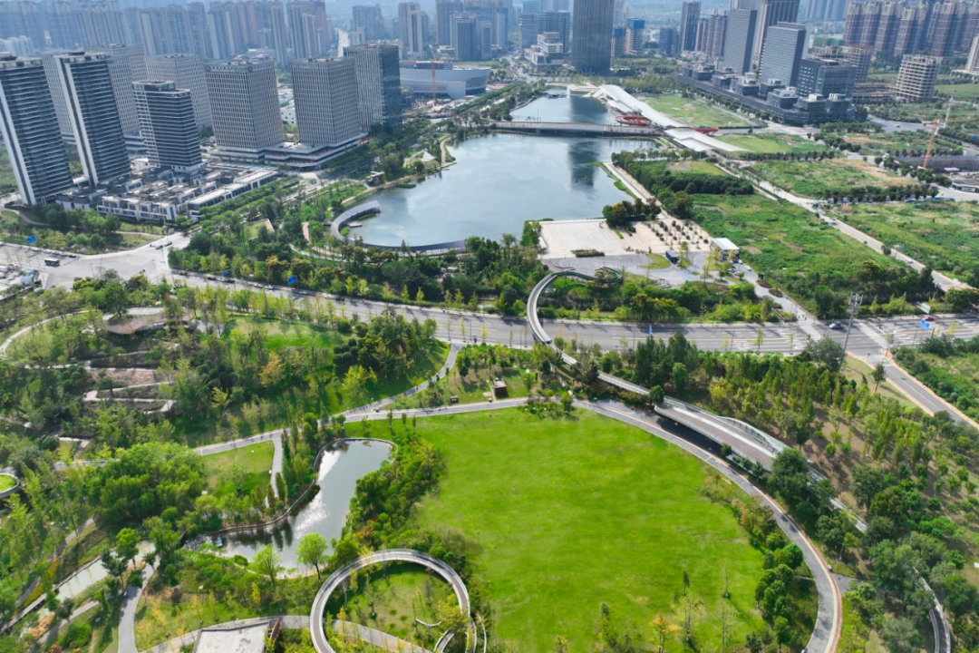 新川之心公园实景图(图源:成都高新)数据是最直观的体现.