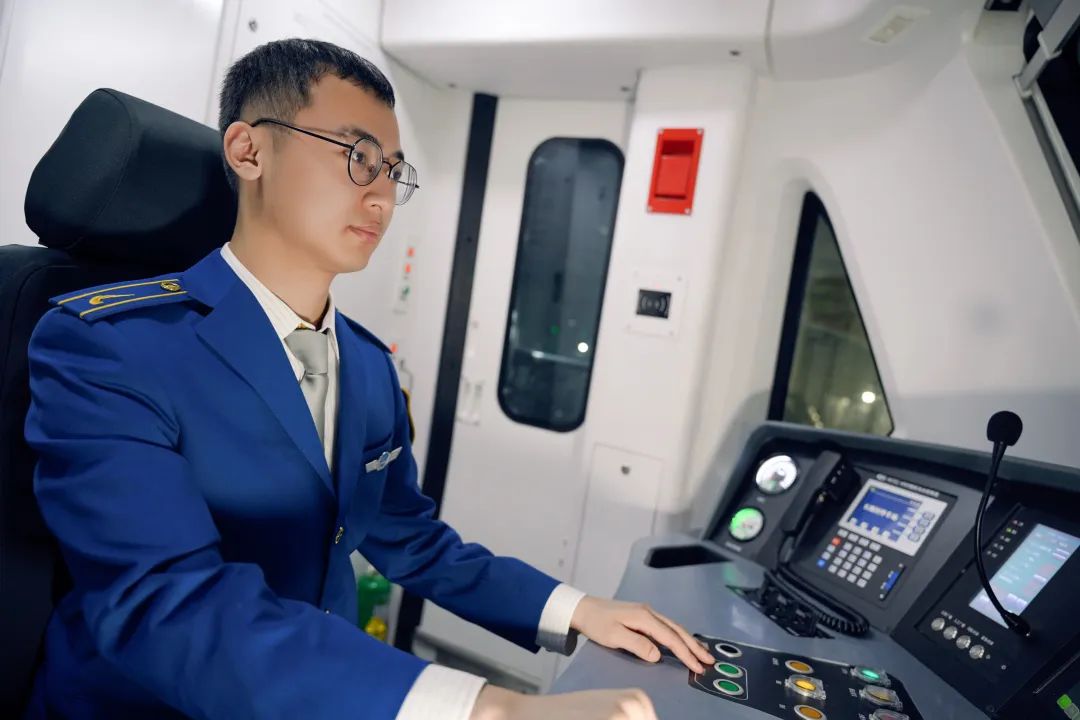 司机到位!成都地铁19号线二期迎来“最早体验者”|列车_新浪财经_新浪网
