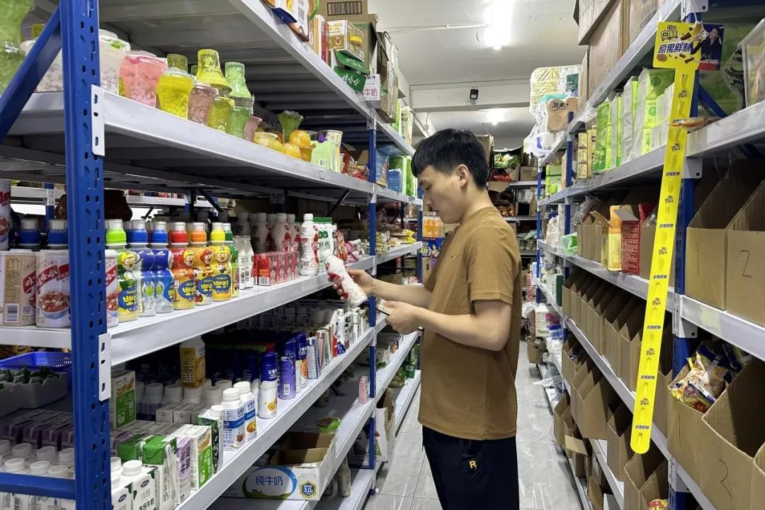 美团闪电仓门店内店员在拣货