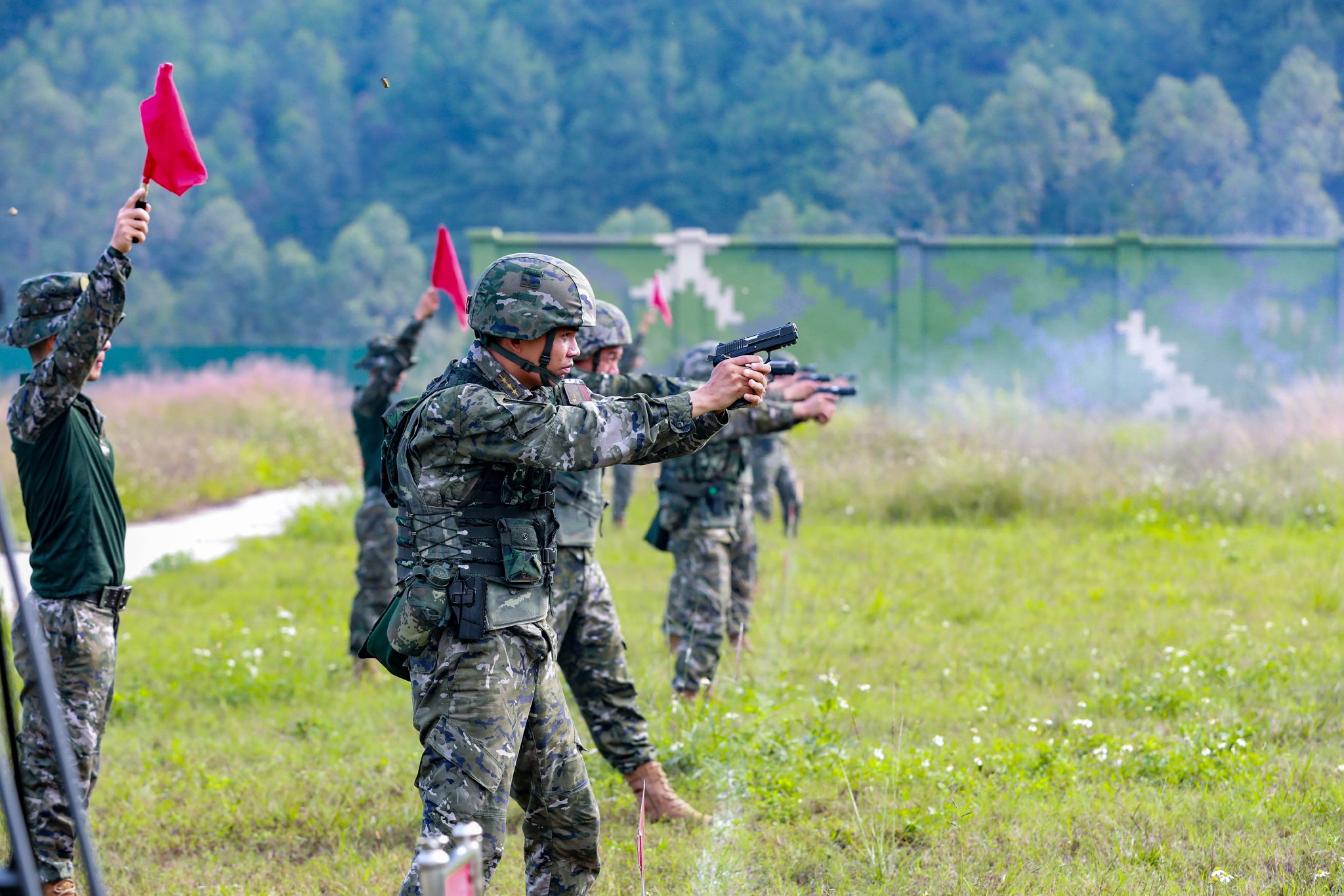 武警官兵开展手枪精度射击课目比拼