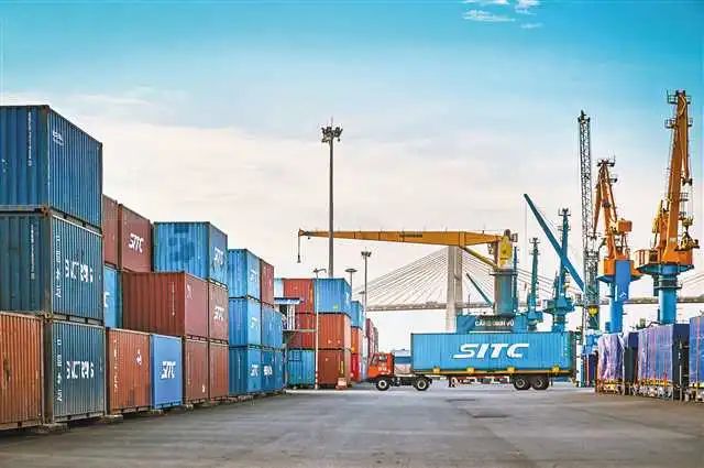 越南海防港集装箱码头,一辆大卡车转运集装箱.记者 周奇 摄/视觉重庆