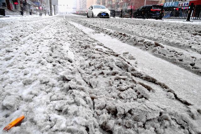 2023年11月6日,黑龍江哈爾濱,清晨該市迎來強降雪天氣,受其影響,主