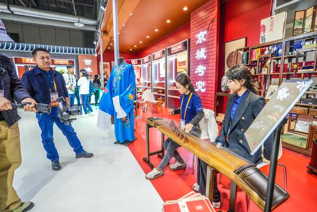 进博会北京老字号展区,传统艺术展演精彩生动.本报记者 武亦彬摄