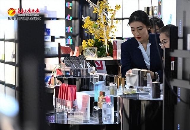 消费者正在购买化妆品