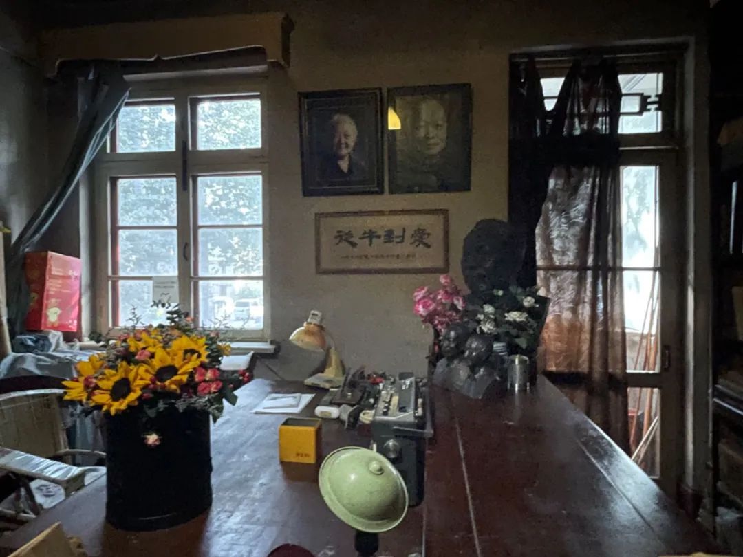 钱三强与何泽慧先生故居仍悬挂着"从牛到爱"的题字