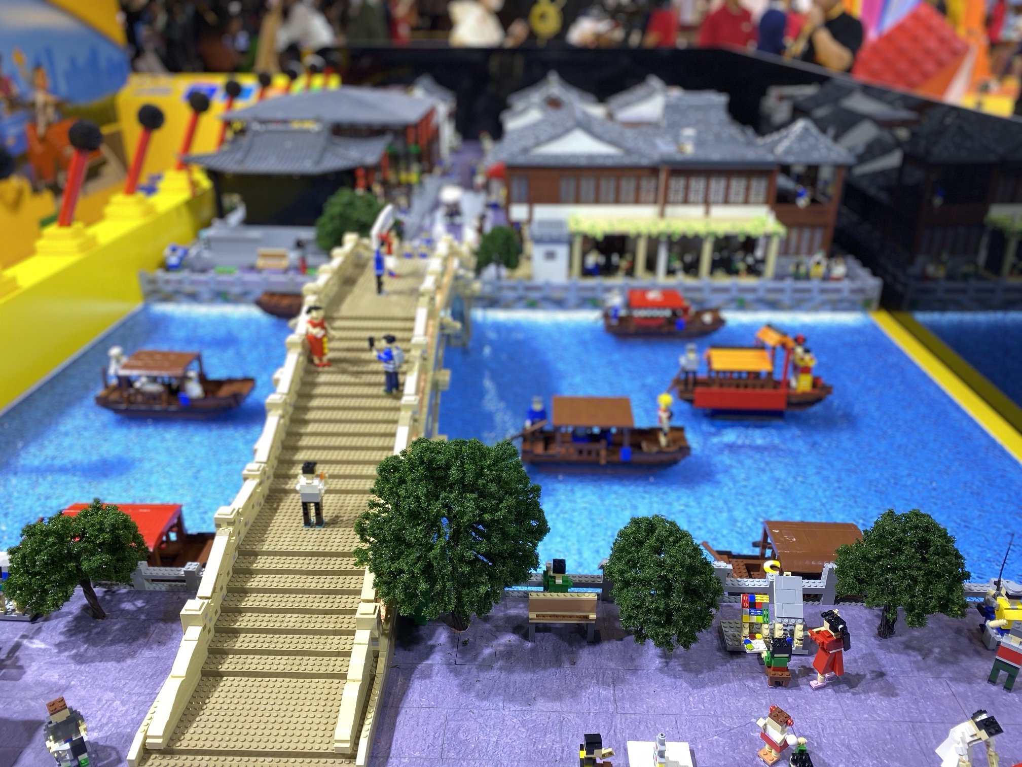 积木搭建而成,彰显了枫泾古镇这一上海乐高乐园选址地的特色地域元素