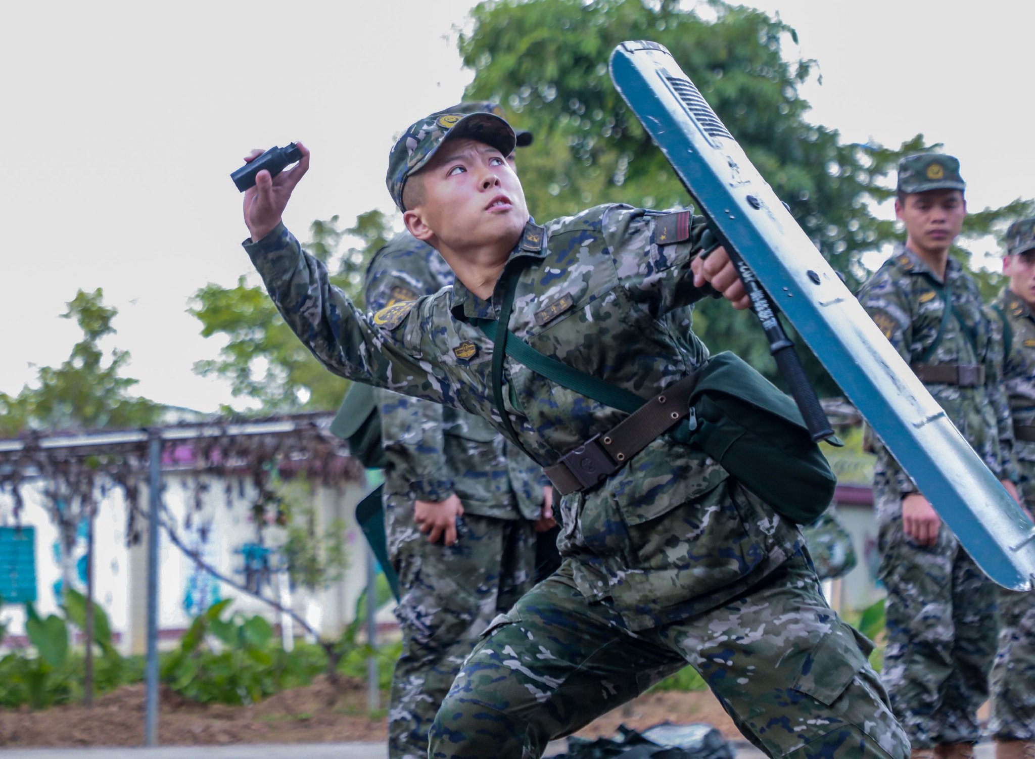 武警官兵开展防暴弹投准课目考核