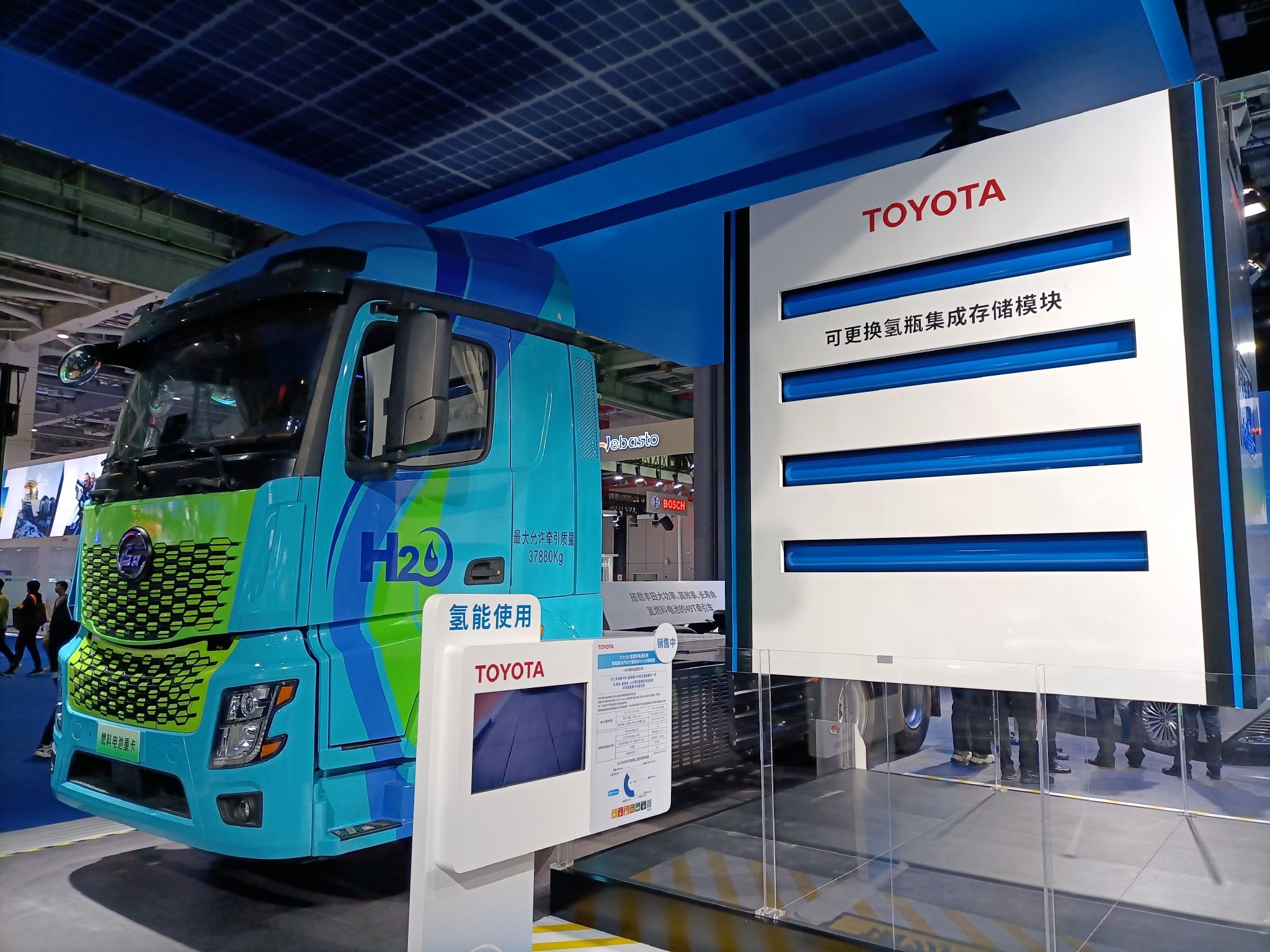 在第六届进博会汽车展区丰田展台,搭载丰田氢燃料电池的49t牵引车.