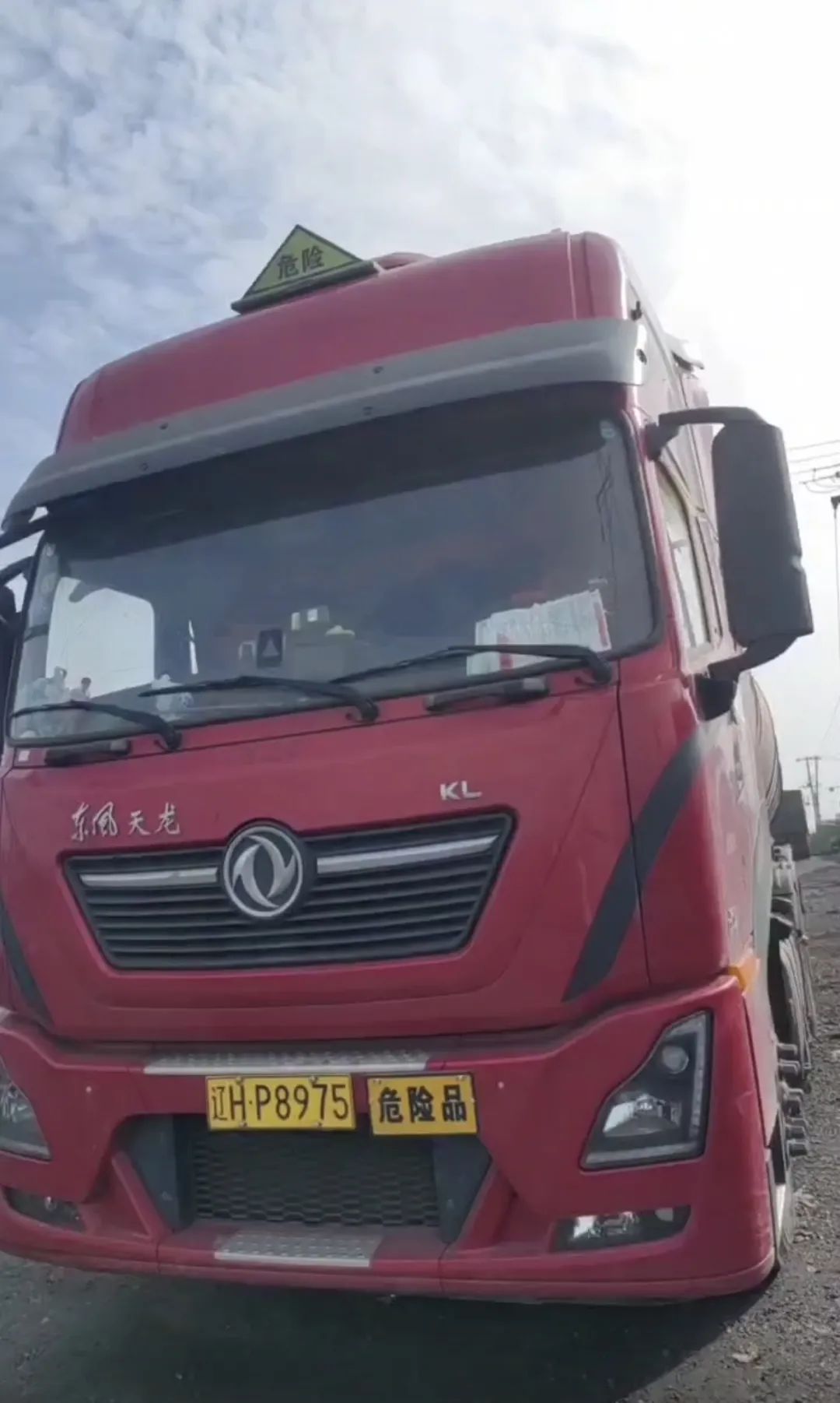 事发时白莉波驾驶的危化品运输槽罐车.受访者供图