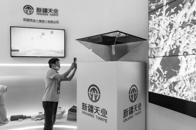 视觉中国/图 今年前三季度,受供需失衡等多重不利因素影响,氯碱上市公司的业绩普遍下滑。图为新疆天业参展中国品牌日展会。
