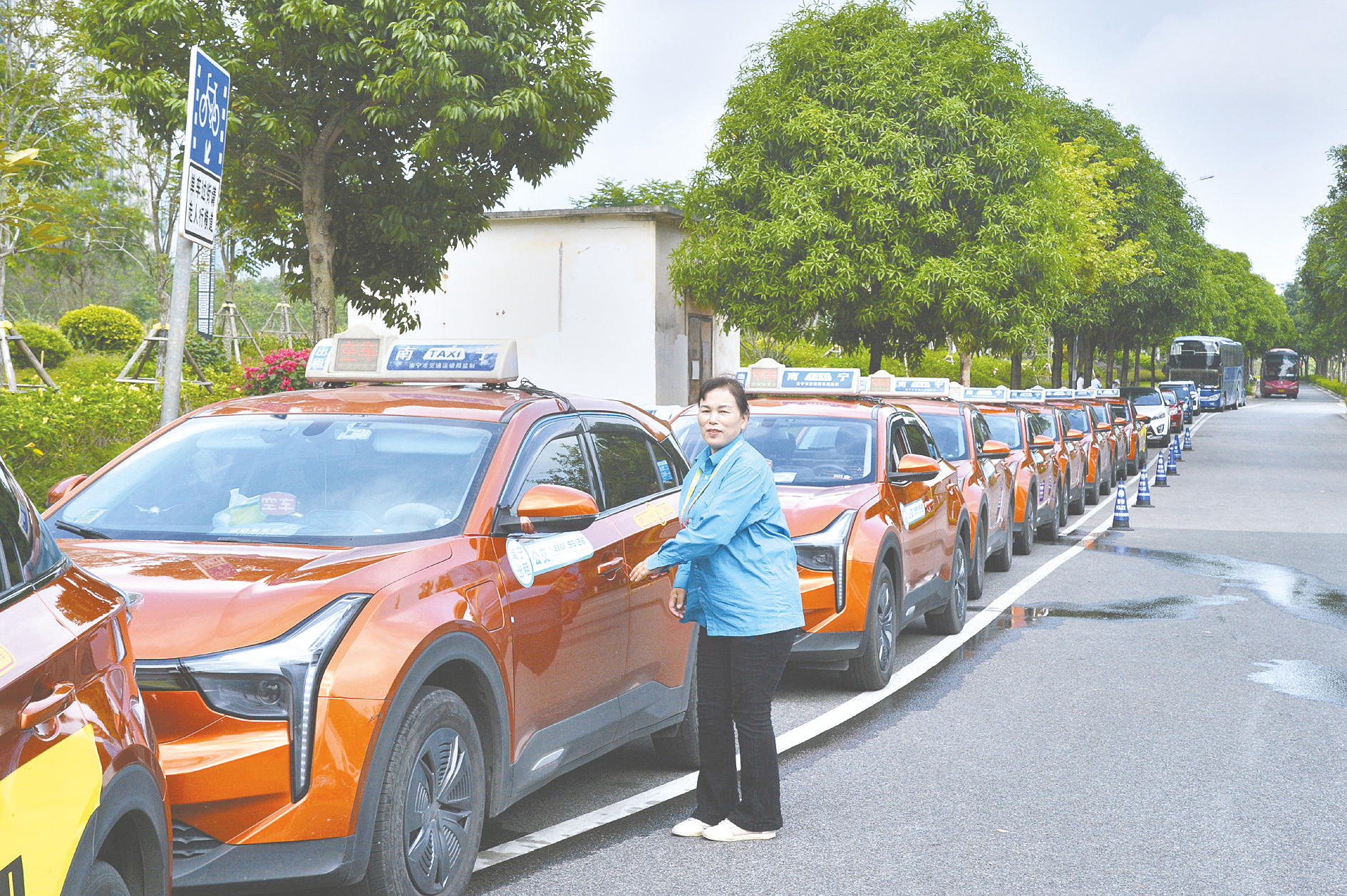 &nbsp;&nbsp;&nbsp;&nbsp;在青运村附近,出租车有序排队等候乘客上车