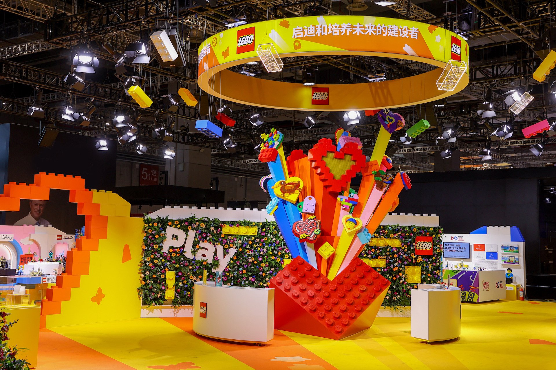 新面孔辣酱饼干想上线,老朋友乐高积木玩下沉|进博新机遇|进博会_新浪