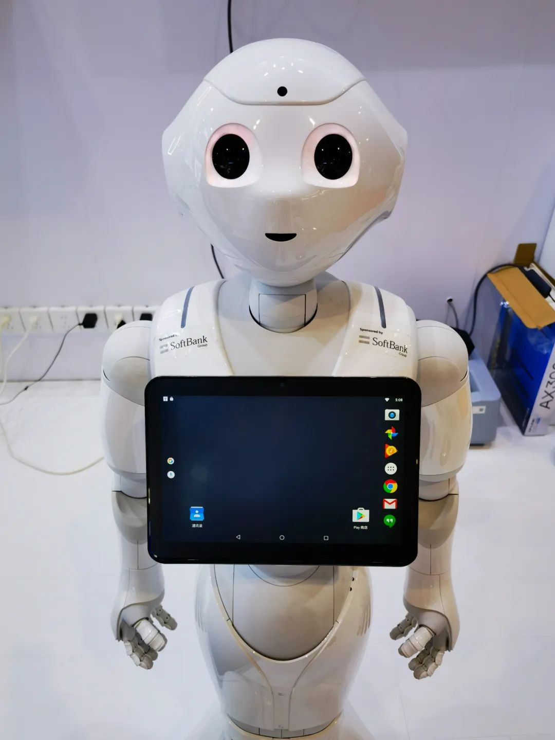 进博会上的机器人 夏悦超摄