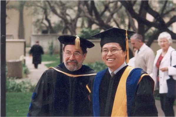 1998 年,杨星从加州理工学院毕业,获得电机工程博士学位.