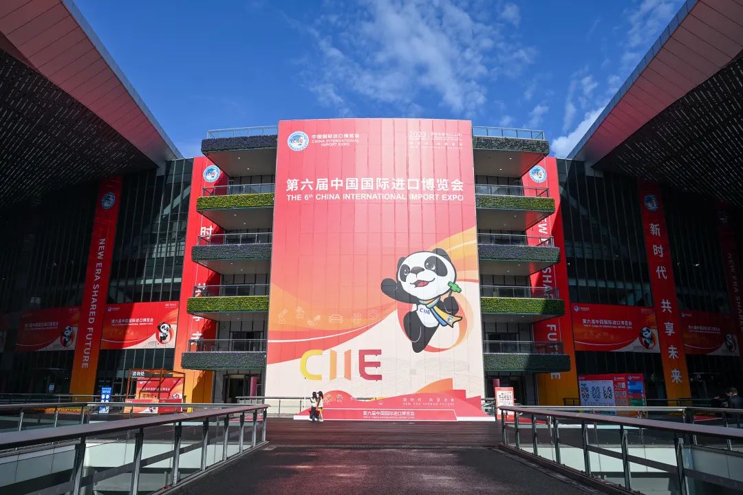 巨幅的进博会海报在蓝天下格外醒目。澎湃新闻记者 朱伟辉 摄