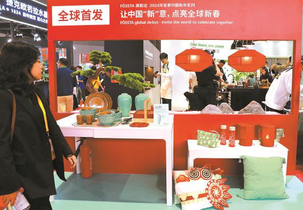 展台上陈列的新品洋溢着"国风之美" 本报记者 周馨 摄