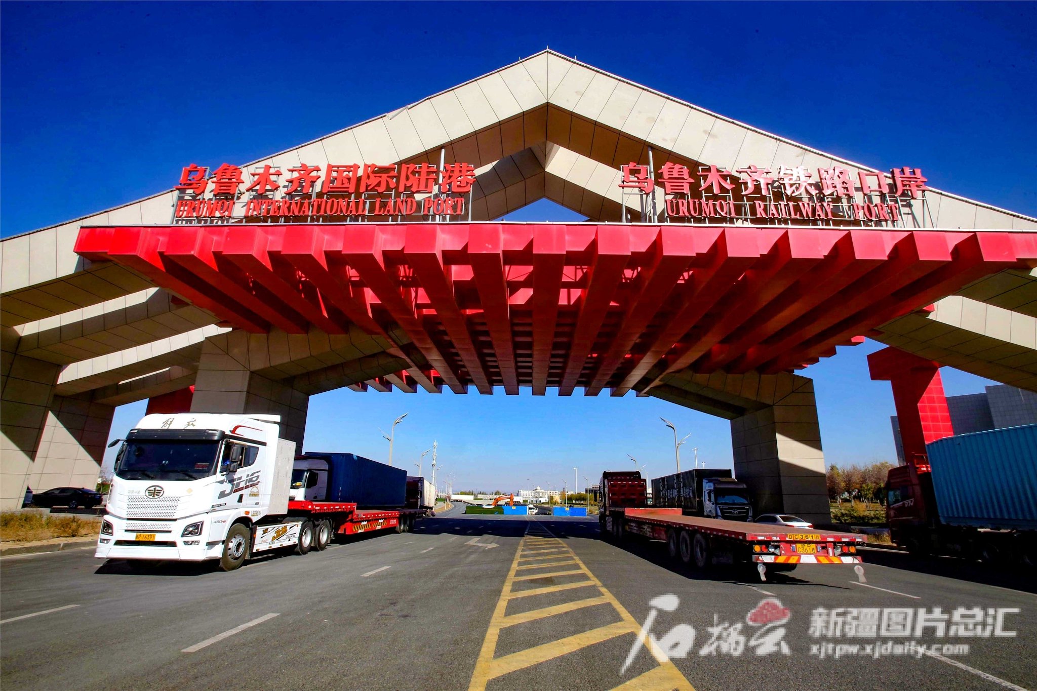 乌鲁木齐国际陆港区一角"天山号"班列是新疆商贸物流(集团)有限公司